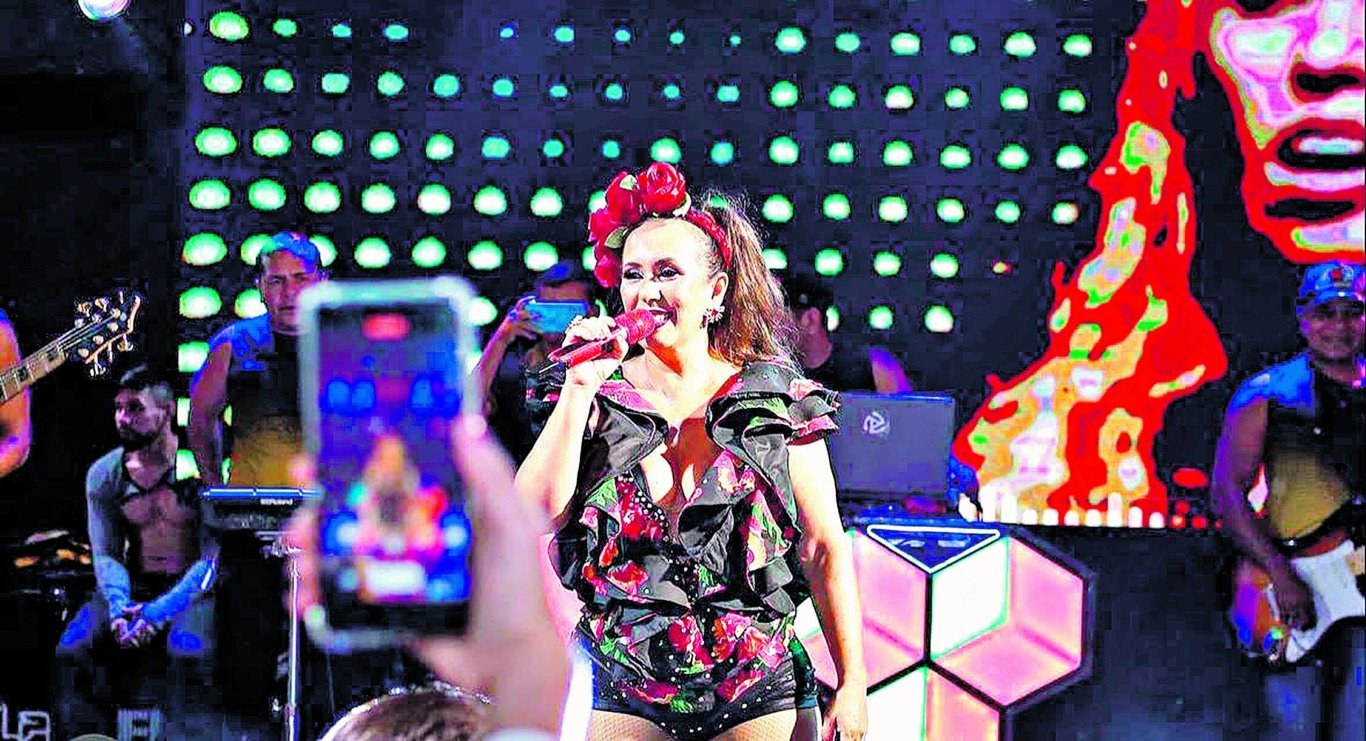 Valéria Paiva comanda a banda Fruto Sensual, atração que é destaque na programação da Estação das Docas.