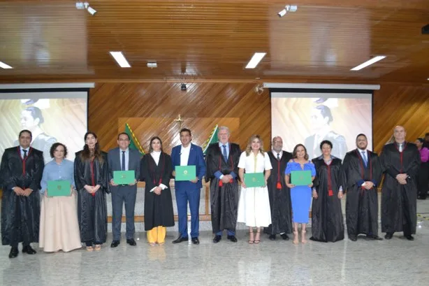 Na tarde desta terça-feira (10), o Tribunal Regional Eleitoral do Amapá (TRE-AP) realizou a cerimônia de diplomação dos candidatos eleitos ao cargo de deputado federal