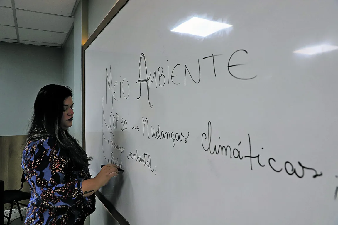 Cindy Hage trabalha com temáticas de meio ambiente nas redações dos alunos FOTOs: Wagner Almeida