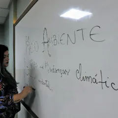 Cindy Hage trabalha com temáticas de meio ambiente nas redações dos alunos FOTOs: Wagner Almeida