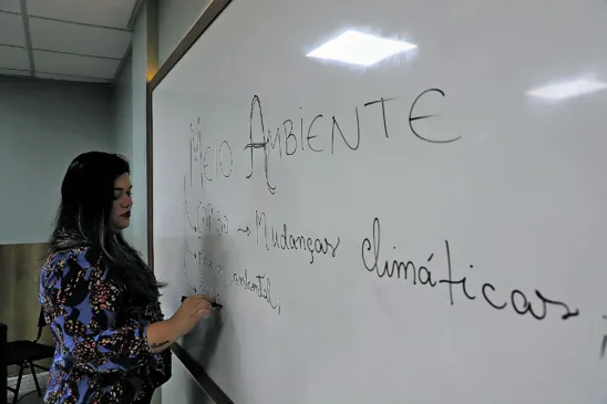 Cindy Hage trabalha com temáticas de meio ambiente nas redações dos alunos FOTOs: Wagner Almeida