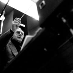 Nesta quinta-feira (26), faleceu Boris Claudio “Lalo” Schifrin, renomado maestro e compositor argentino, conhecido mundialmente por suas trilhas sonoras icônicas