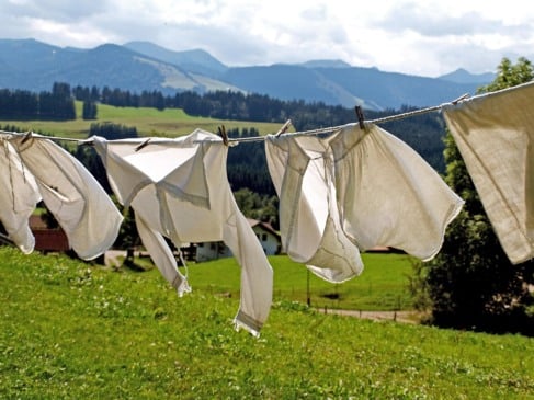 Ignorada por muita gente, a pré-lavagem pode ser a chave para conservar suas roupas por mais tempo, evitar manchas e odores e garantir uma limpeza mais eficaz