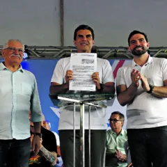O governador Helder Barbalho e o prefeito Igor Normando, durante assinatura de protocolo de intenções junto ao BNDES para o Plano de Arborização de Belém