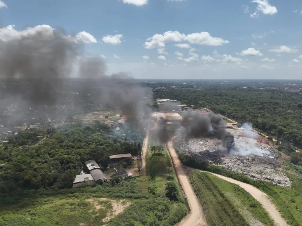 Na manhã desta quarta-feira (11), o céu encoberto e o cheiro persistente de fumaça ainda marcavam presença em diversos bairros da Grande Belém, reflexo do incêndio que atingiu uma área de mata no Aterro do Aurá
