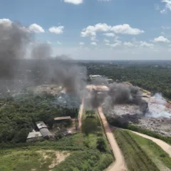 Na manhã desta quarta-feira (11), o céu encoberto e o cheiro persistente de fumaça ainda marcavam presença em diversos bairros da Grande Belém, reflexo do incêndio que atingiu uma área de mata no Aterro do Aurá