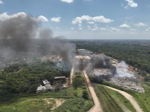 Na manhã desta quarta-feira (11), o céu encoberto e o cheiro persistente de fumaça ainda marcavam presença em diversos bairros da Grande Belém, reflexo do incêndio que atingiu uma área de mata no Aterro do Aurá