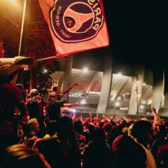 Ao menos dois torcedores morreram na França em incidentes relacionados à comemoração do título da Champions League pelo Paris Saint-Germain, na noite de sábado (31).
