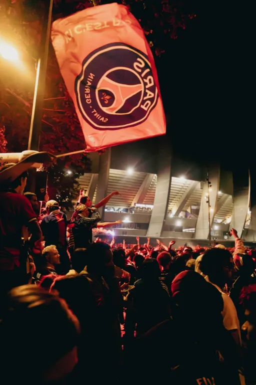 Ao menos dois torcedores morreram na França em incidentes relacionados à comemoração do título da Champions League pelo Paris Saint-Germain, na noite de sábado (31).