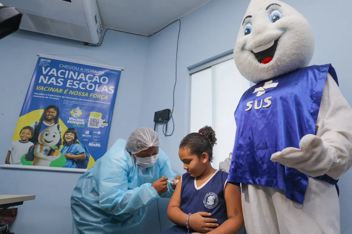 A meta é vacinar cerca de 10 mil estudantes em 246 escolas da capital, entre instituições municipais e estaduais, até o mês de setembro. Foto: Jader Paes / Agência Belém
