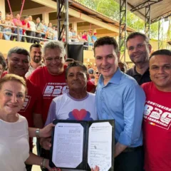 O ministro das Cidades, Jader Filho, assinou os contratos para construção de casas na áreas urbanas e rurais do município paraense nesta segunda-feira (2)
