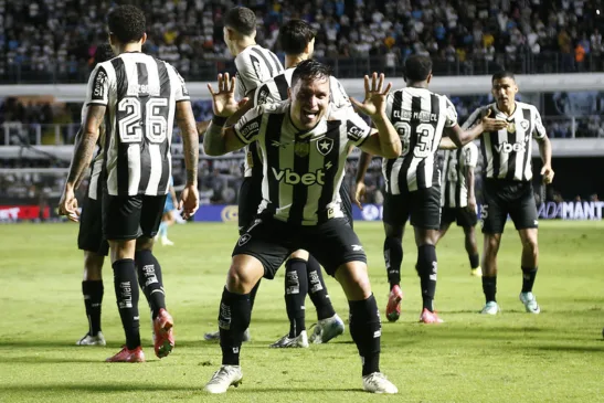 O Botafogo venceu o Santos por 1 a 0, neste domingo (1º), na Vila Belmiro, em partida válida pela 11ª rodada do Campeonato Brasileiro. O gol da vitória foi marcado por Artur.