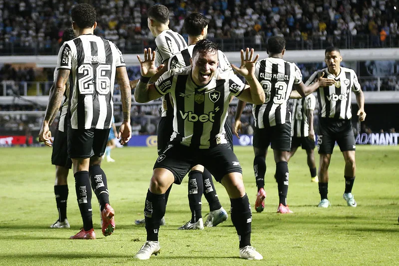 O Botafogo venceu o Santos por 1 a 0, neste domingo (1º), na Vila Belmiro, em partida válida pela 11ª rodada do Campeonato Brasileiro. O gol da vitória foi marcado por Artur. O Botafogo venceu o Santos por 1 a 0, neste domingo (1º), na Vila Belmiro, em partida válida pela 11ª rodada do Campeonato Brasileiro. O gol da vitória foi marcado por Artur.