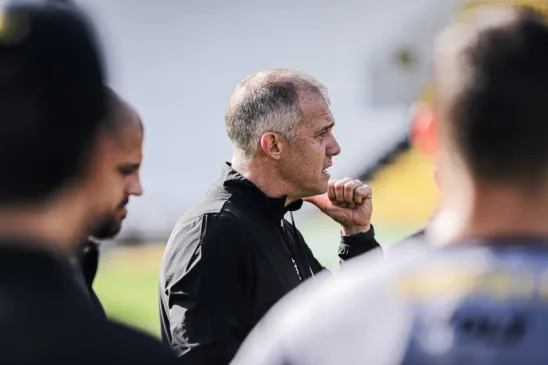 Um dos nomes que começam a ganhar força nos bastidores do Baenão é o de Eduardo Baptista, atual comandante do Criciúma.