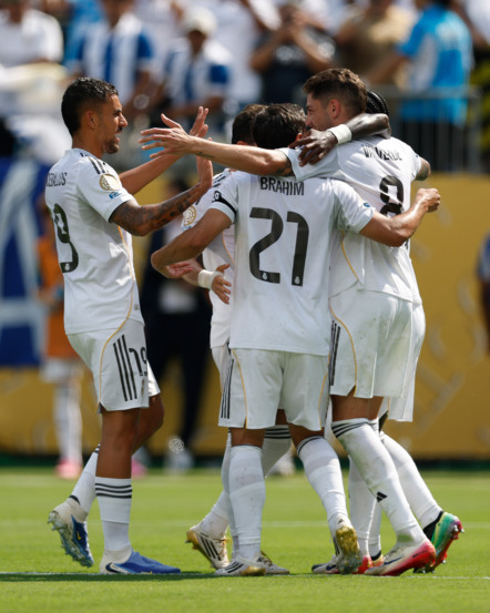 O Real Madrid tinha tudo para viver um drama após ter um jogador expulso, mas envolveu o Pachuca, venceu o jogo em Charlotte por 3 a 1