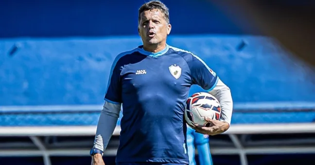 Claudinei Oliveira, como é conhecido no futebol, assume o cargo com a indigesta missão de tirar a equipe do “fundo do poço” da Série B do Brasileiro