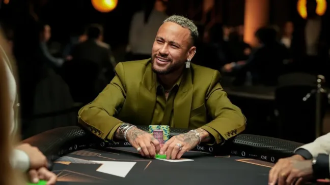 Mesmo fora dos gramados por conta da Covid-19, Neymar continua acumulando vitórias — desta vez, nas mesas de pôquer.