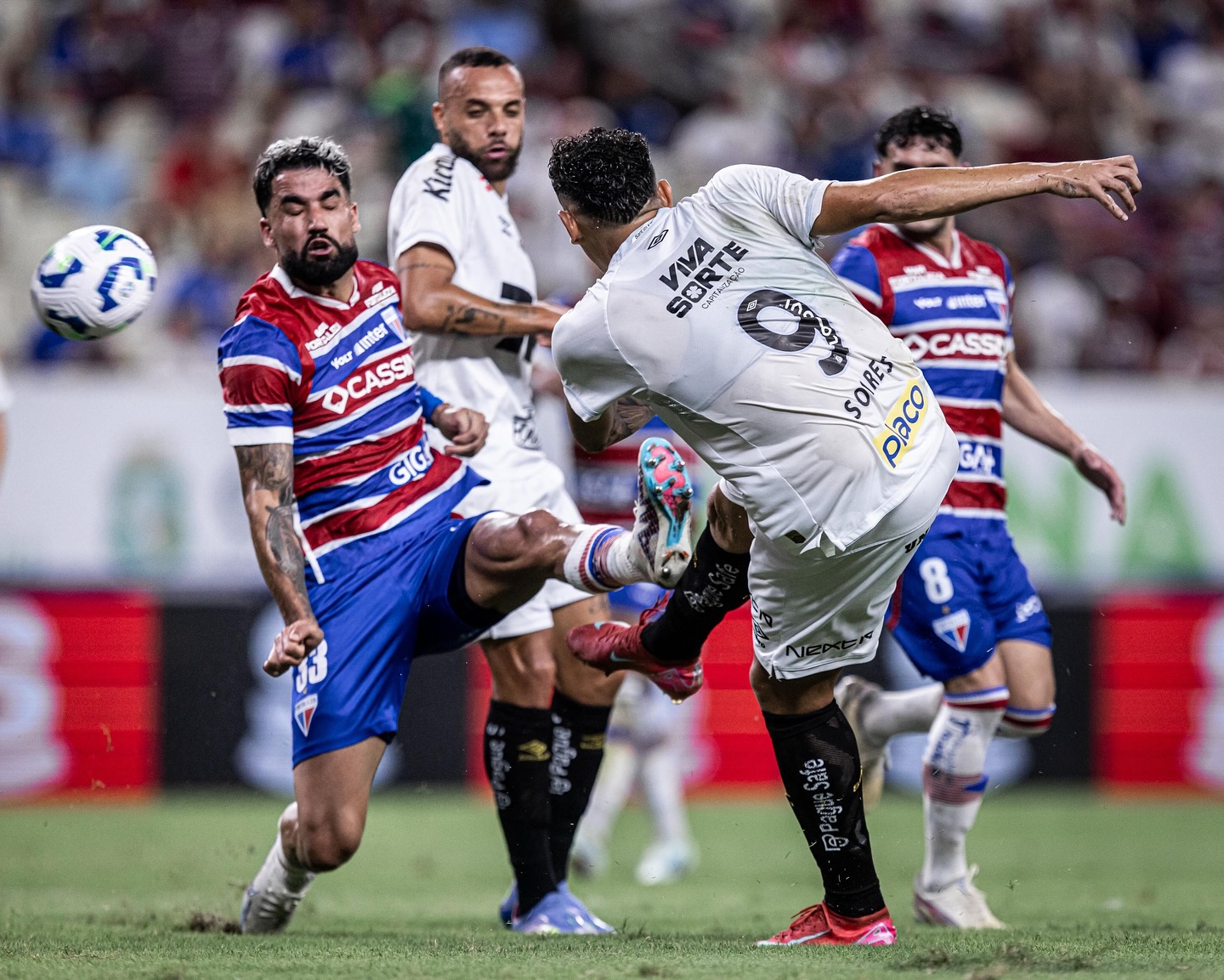 O resultado tirou o Santos do Z4. O Peixe foi aos 11 pontos e assumiu a 14ª colocação. O Fortaleza, por outro lado, se manteve com 10 e aparece na 18ª posição