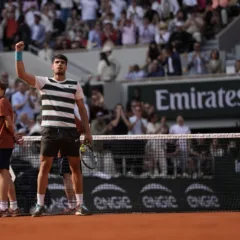 O espanhol Carlos Alcaraz é o grande campeão de Roland Garros. Ele bateu o italiano Jannik Sinner, de 23 anos, por 3 sets a 2 na final