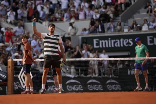 O espanhol Carlos Alcaraz é o grande campeão de Roland Garros. Ele bateu o italiano Jannik Sinner, de 23 anos, por 3 sets a 2 na final