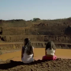 Bárbara Colen e Lavínia Castelari no filme que retrata tragédias ambientais, como as ocorridas em Mariana e Brumadinho
