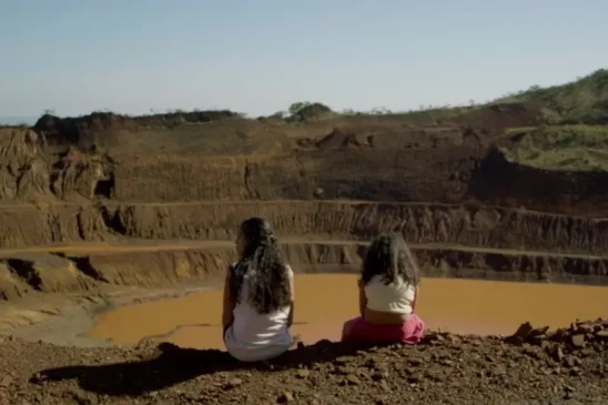 Bárbara Colen e Lavínia Castelari no filme que retrata tragédias ambientais, como as ocorridas em Mariana e Brumadinho
