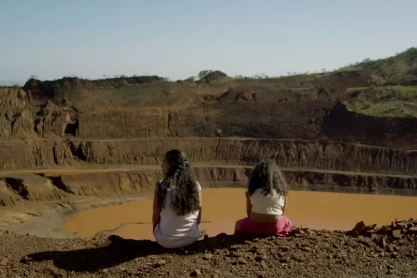Bárbara Colen e Lavínia Castelari no filme que retrata tragédias ambientais, como as ocorridas em Mariana e Brumadinho
