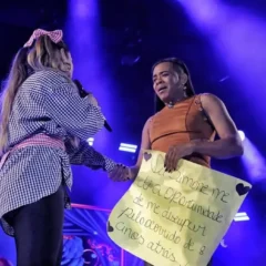 Na véspera do São João, nesta segunda-feira (23), a cantora Simone Mendes protagonizou um momento emocionante durante sua apresentação em Amargosa,