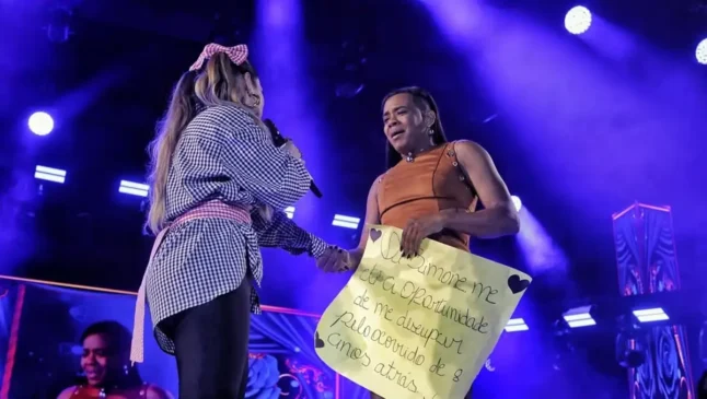 Na véspera do São João, nesta segunda-feira (23), a cantora Simone Mendes protagonizou um momento emocionante durante sua apresentação em Amargosa,