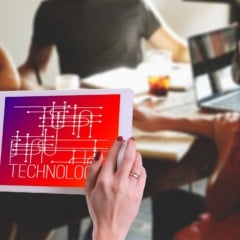 Apesar dos entraves, a presença do gênero vem crescendo e o mundo corporativo começa a se abrir para a importância dessa presença para iniciativas bem-sucedidas.