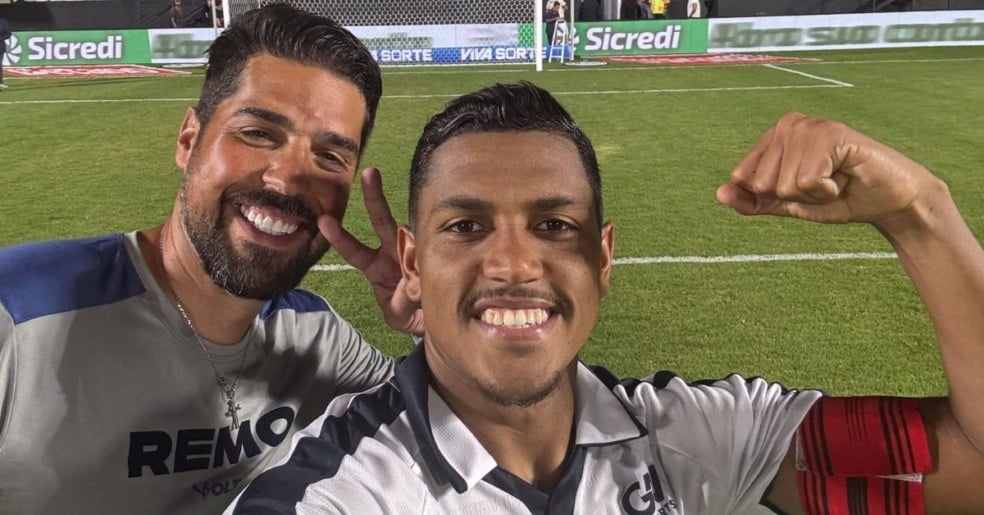 António Oliveira com o herói do jogo, Pedro Rocha - Foto: Samara Miranda/Remo