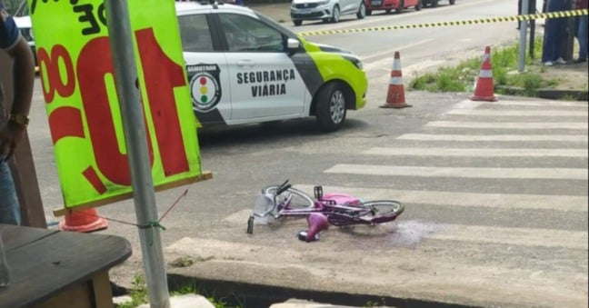 Após sair da escola, uma criança, de 10 anos, foi atropelada por um ônibus escolar e morreu. A tragédia aconteceu na manhã de terça-feira (24), por volta das 11h30min.