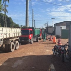 Durante as vistorias, foram constatados caminhões com resíduos acumulados — prática inadequada