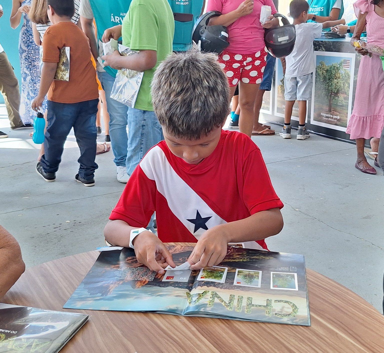 O menino Enzo Haniel preenche seu álbum durante evento na Usina da Paz do Benguí – Foto: Divulgação Vale
