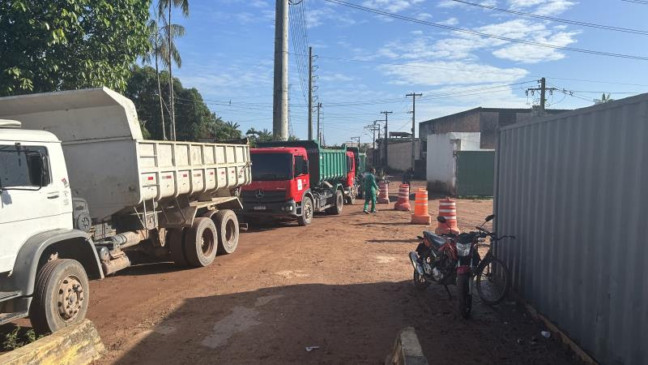 Durante as vistorias, foram constatados caminhões com resíduos acumulados — prática inadequada
