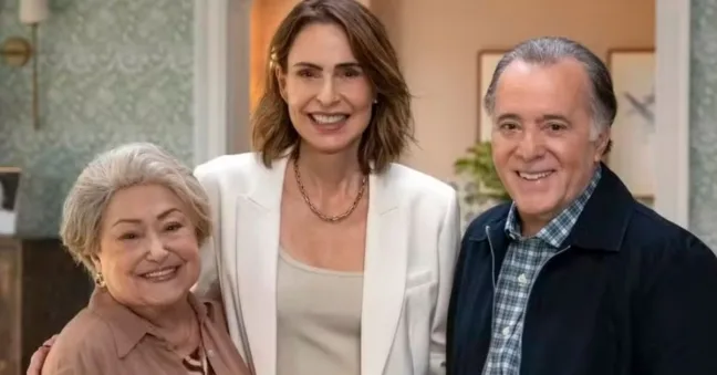 Atriz volta à Globo após dez anos como a advogada Rebeca, em Dona de Mim - na foto ao lado de Rosa (Suely Franco) e Abel (Tony Ramos)