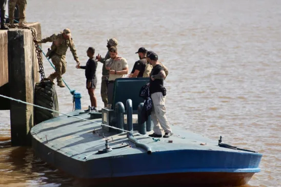 O semi-submarino estava na fase final de elaboração e não havia drogas no interior. Durante a operação, uma pessoa foi presa por porte ilegal de arma de fogo.