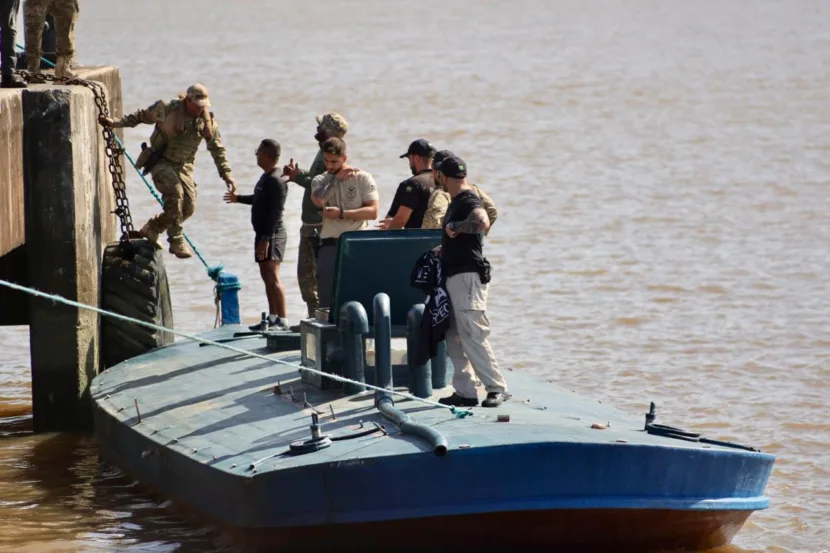 O semi-submarino estava na fase final de elaboração e não havia drogas no interior. Durante a operação, uma pessoa foi presa por porte ilegal de arma de fogo.