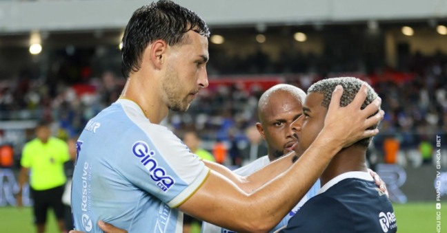 O zagueiro Joaquín Novillo, do Paysandu, e o volante Jaderson, do Remo, voltaram a se encontrar em campo no último sábado (22), durante o clássico Re-Pa