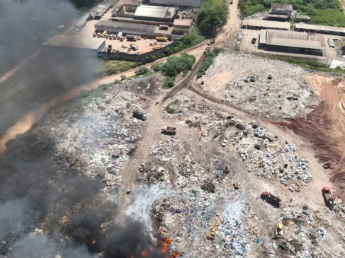 A Ciclus Amazônia, empresa de resíduos sólidos que faz a gestão do lixo na capital , estaria fazendo despejo irregular.