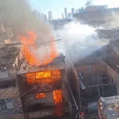 De acordo com relatos de moradores, o fogo teve início em uma casa de madeira e se espalhou rapidamente para as casas vizinhas.