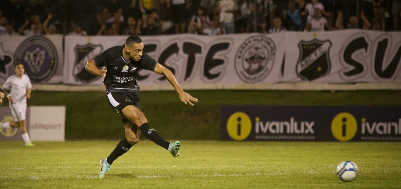 Floresta e ABC se enfrentam neste sábado (26), às 17h, no estádio Domingão, em Horizonte/CE, pela 14ª rodada da Série C Floresta e ABC se enfrentam neste sábado (26), às 17h, no estádio Domingão, em Horizonte/CE, pela 14ª rodada da Série C