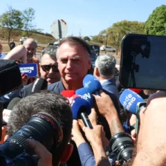 A sessão de julgamento sobre as cautelares teve início ao meio-dia, poucas horas depois de a tornozeleira ter sido colocada em Bolsonaro.