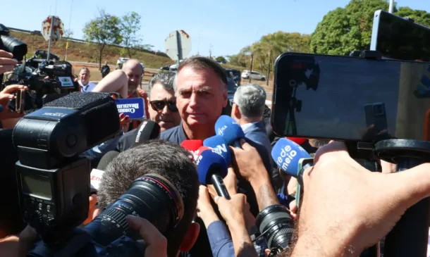 A sessão de julgamento sobre as cautelares teve início ao meio-dia, poucas horas depois de a tornozeleira ter sido colocada em Bolsonaro.