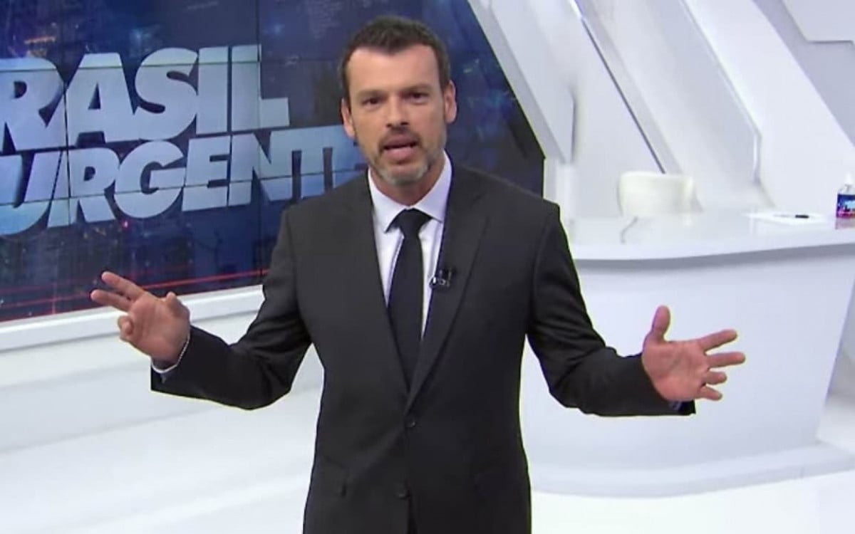 O jornalista Lucas Martins reapareceu na telinha da Band na última segunda-feira (14), assumindo a função de apresentador do programa vespertino Brasil Urgente.