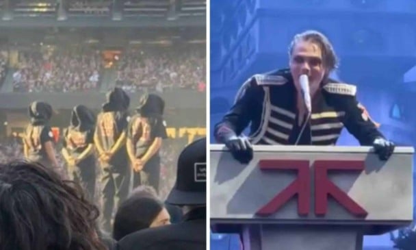 Durante a apresentação, integrantes do elenco vestiam uniformes militares e se posicionavam em filas no fundo do palco