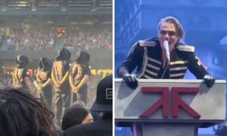 Durante a apresentação, integrantes do elenco vestiam uniformes militares e se posicionavam em filas no fundo do palco