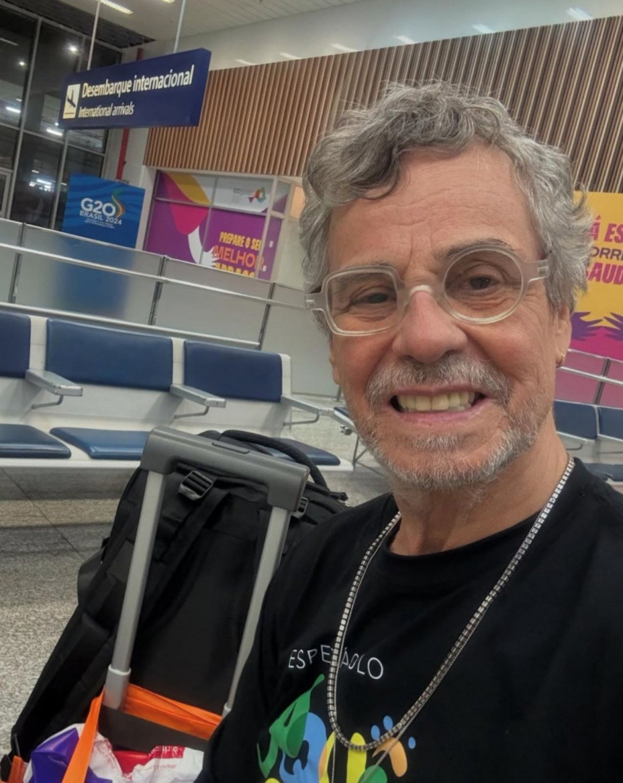 Coreógrafo de 72 anos enfrenta bursite trocantérica bilateral e tendinite nos glúteos. Recuperação é lenta, mas segue firme com fisioterapia e tratamentos para dor.