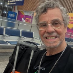 Coreógrafo de 72 anos enfrenta bursite trocantérica bilateral e tendinite nos glúteos. Recuperação é lenta, mas segue firme com fisioterapia e tratamentos para dor.
