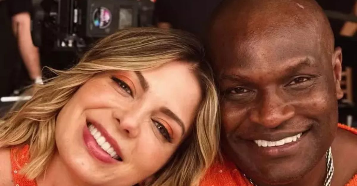 Mais de duas décadas depois, Sheila Mello, 46 revelou que teve um affair secreto com um dos integrantes do É o Tchan.
